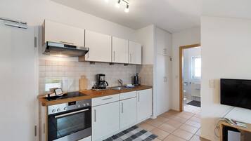 Een koelkast, een oven, een kookplaat, een koffiezetapparaat/waterkoker