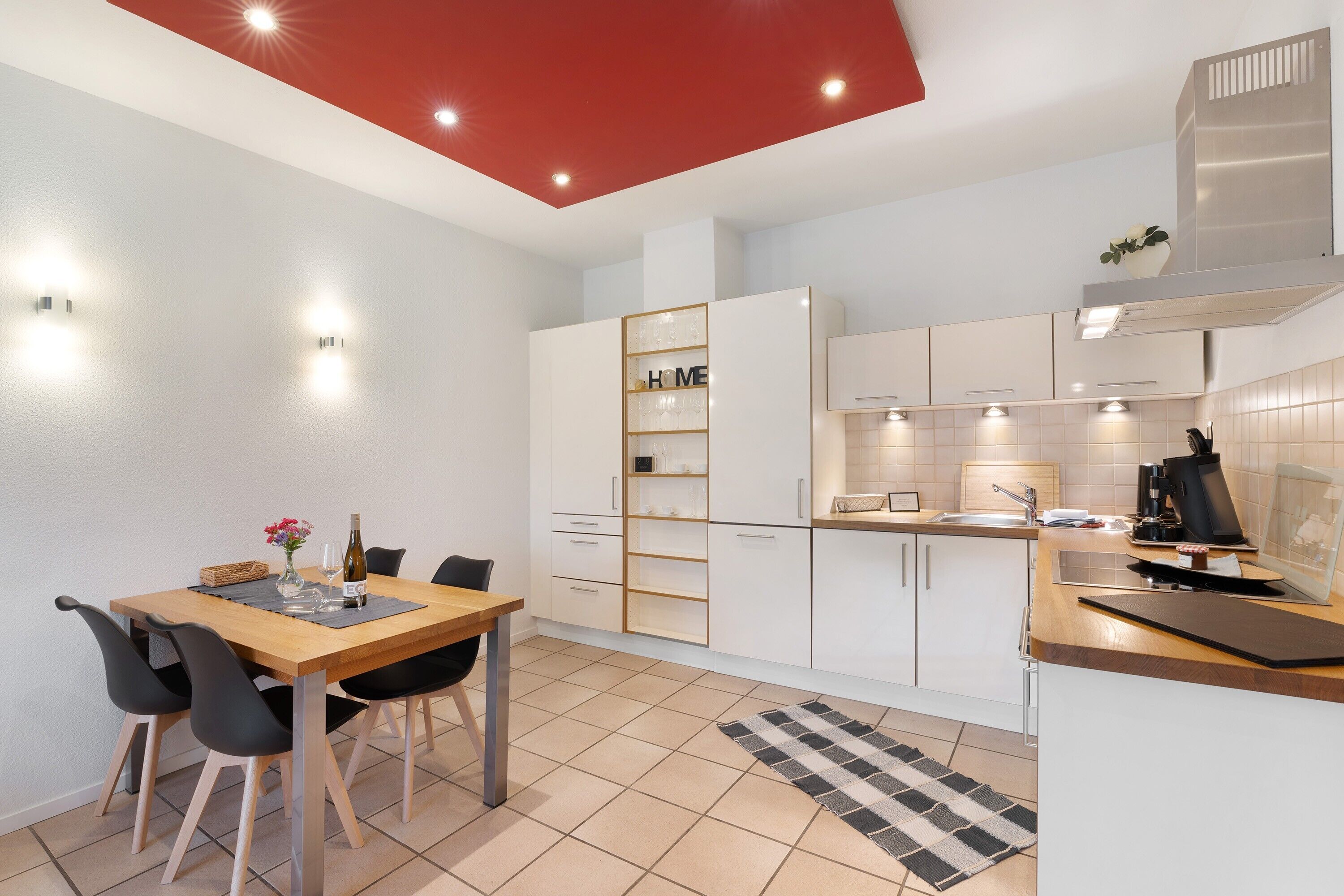 Réfrigérateur, four à micro-ondes, un four, surface de cuisson