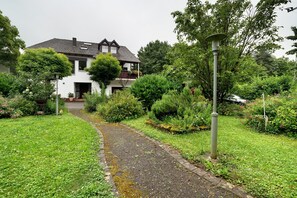 Exterior - Apartment 'Weingut Geiler - Neucastell' with Shared Garden and Wi-Fi (Ilbesheim)