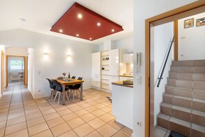 Dining - Apartment 'Weingut Geiler - Neucastell' with Shared Garden and Wi-Fi (Ilbesheim)