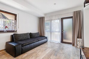 TV - Air-Conditioned Santa Gabriella Apartment with Private Terrace and Wi-Fi (Herbolzheim)