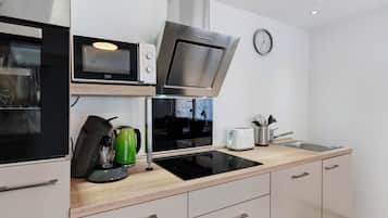 Een koelkast, een microgolfoven, een oven, een kookplaat