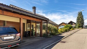 Een woongebouw met een garage, een overdekte veranda en een heldere lucht.