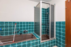 Shower, hair dryer, towels - Apartment 'Regina' with Shared Garden, Balcony and Wi-Fi (Furtwangen im Schwarzwald)