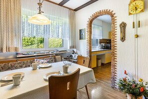 Dining - Apartment 'Regina' with Shared Garden, Balcony and Wi-Fi (Furtwangen im Schwarzwald)