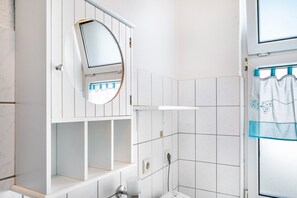 Suihku, hiustenkuivaaja, pyyhkeet