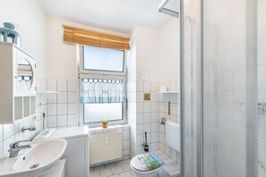 Dusj, hårføner og håndklær