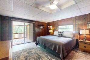 3 bedrooms, iron/ironing board, internet, bed sheets - Water-view cabin near golf with fireplace, deck & firepit - snowbird-friendly (Blue Ridge)