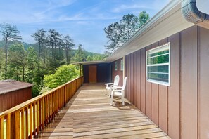 Terrace/patio - Water-view cabin near golf with fireplace, deck & firepit - snowbird-friendly (Blue Ridge)