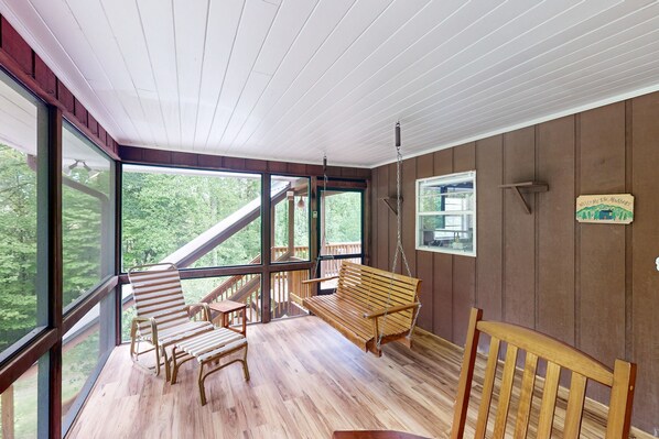 Interior - Water-view cabin near golf with fireplace, deck & firepit - snowbird-friendly (Blue Ridge)