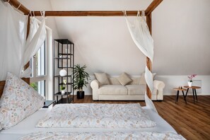 4 bedrooms, iron/ironing board, free WiFi, bed sheets - Holiday Home 'Ferienhaus Ebringen' with Private Terrace, Balcony and Wi-Fi (Ebringen)