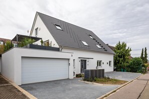 Exterior - Holiday Home 'Ferienhaus Ebringen' with Private Terrace, Balcony and Wi-Fi (Ebringen)