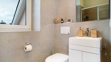 Dusj, hårføner og håndklær