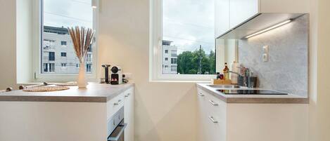 Jääkaappi, uuni, liesi, astianpesukone