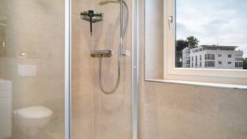 Chuveiro, secador de cabelo, toalhas de banho