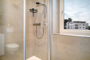 Dusche, Haartrockner, Handtücher