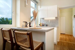 Jääkaappi, uuni, liesi, astianpesukone