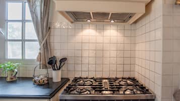 JÀÀkaappi, mikroaaltouuni, uuni, liesi