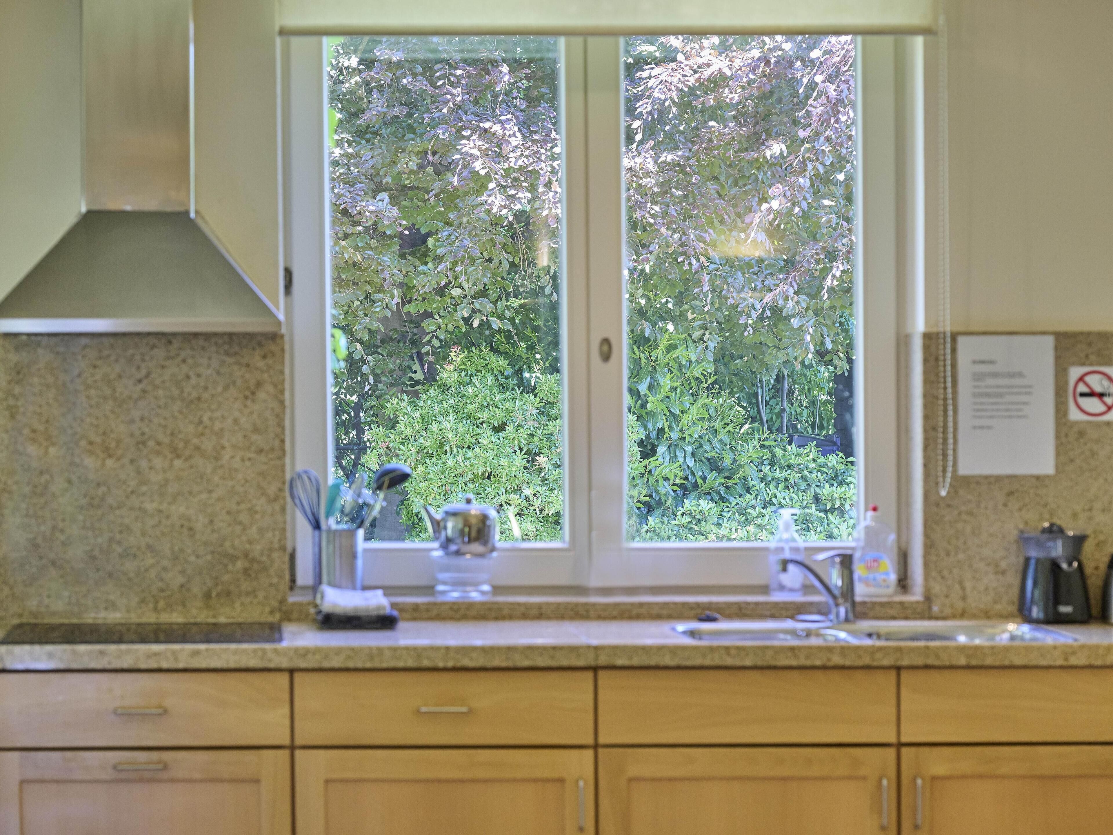 Kjøleskap, kokeplater, oppvaskmaskin og kaffetrakter/tekoker