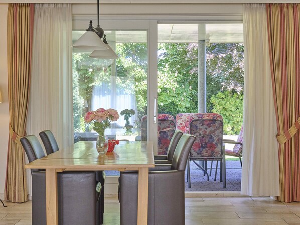 Dining - Modern holiday villa with special furnishings (Panningen)