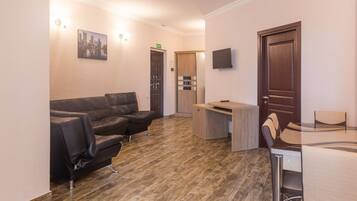 Suite | 1 bedroom, in-room safe, desk, laptop workspace