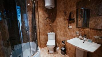 Suite | Bathroom | Shower, free toiletries, hair dryer, slippers