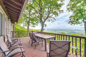 Outdoor dining - Tallassee Family Home w/ Stunning Smoky Mtn Views (Tallassee)