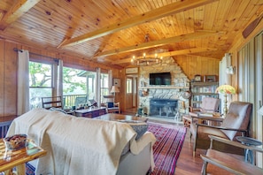 TV, fireplace, ping pong, books - Tallassee Family Home w/ Stunning Smoky Mtn Views (Tallassee)
