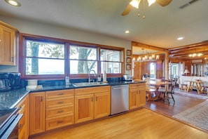 Fridge, microwave, stovetop, dishwasher - Tallassee Family Home w/ Stunning Smoky Mtn Views (Tallassee)