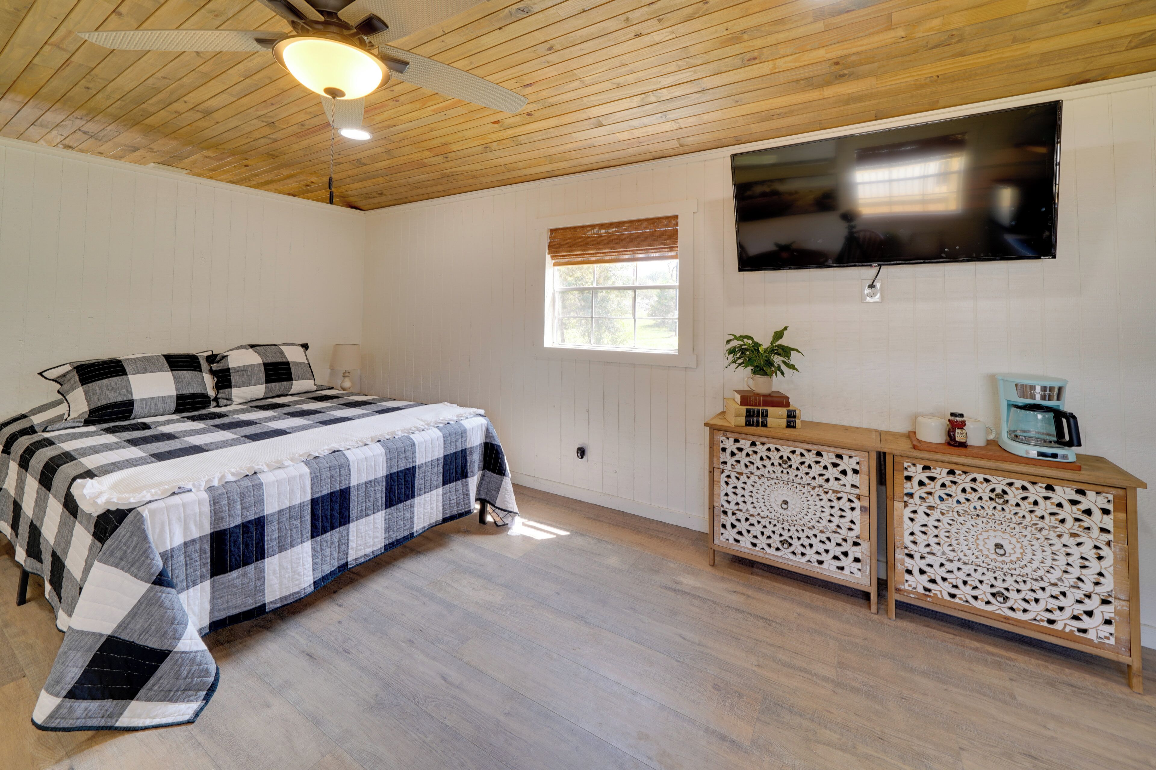 Cozy & Pet-Friendly Bandera Getaway w/ Fire Pit!