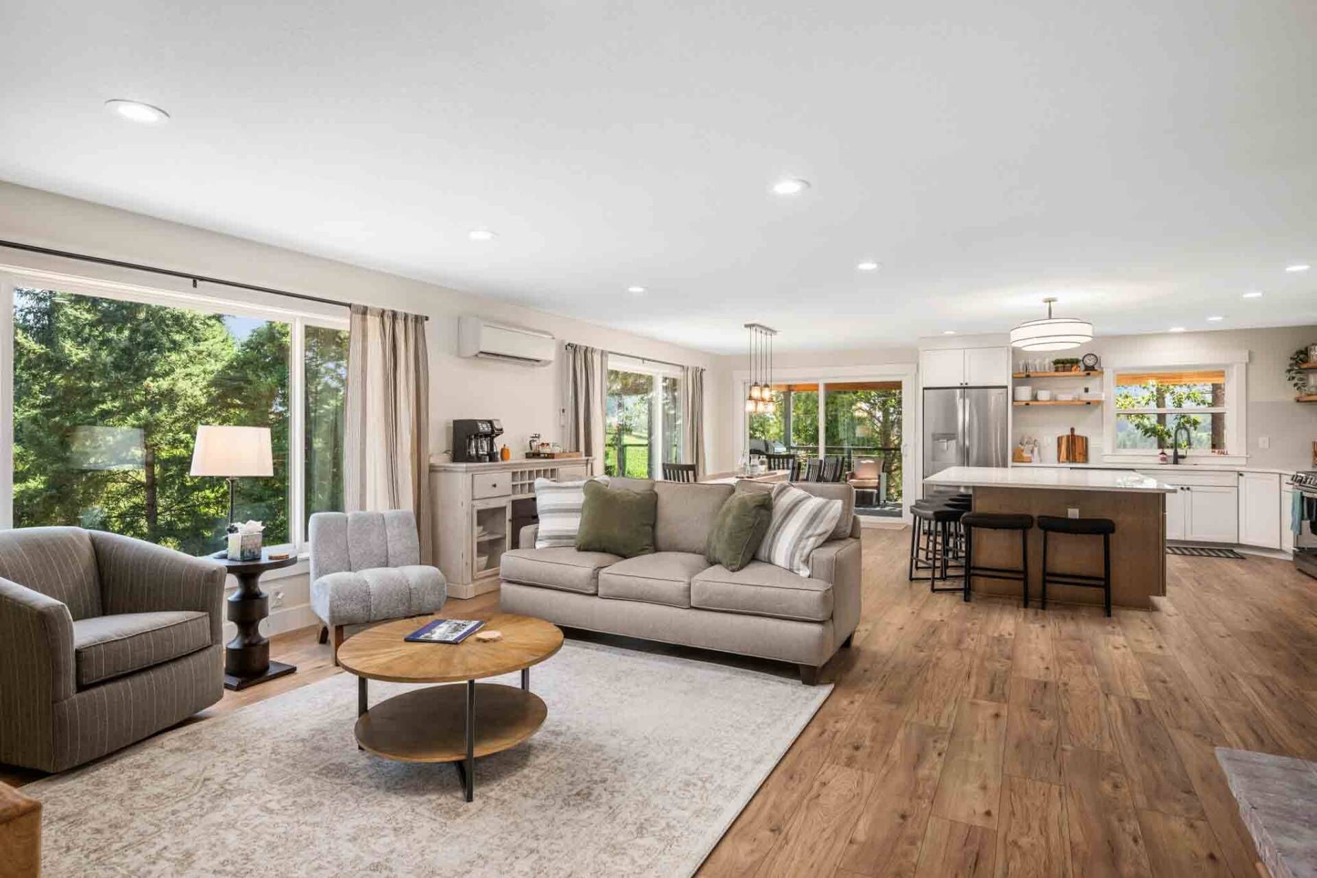 Télévision, cheminée, baby-foot, table de tennis de table