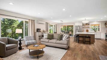 Télévision, cheminée, baby-foot, table de tennis de table