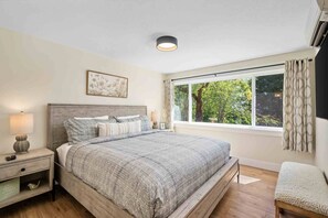 4 bedrooms, travel cot, free WiFi, wheelchair access - Breathtaking Wine Country Home w/ Incredible Dundee Hills Vineyard Views, Covered Deck w/ Hot Tub (Dundee)