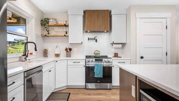 Frigorifero, microonde, forno, piano cottura