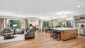 Televisión, chimenea, futbolito y tenis de mesa