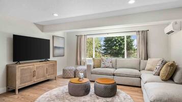 Televisión, chimenea, futbolito, mesa de ping pong