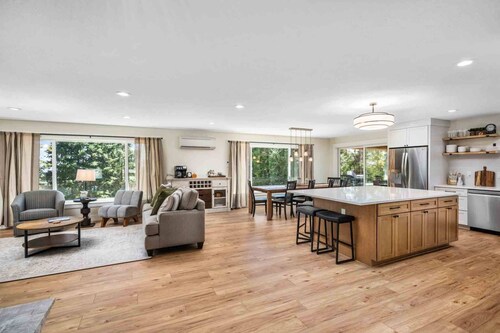Breathtaking Wine Country Home w/ Incredible Dundee Hills Vineyard Views, Covered Deck w/ Hot Tub