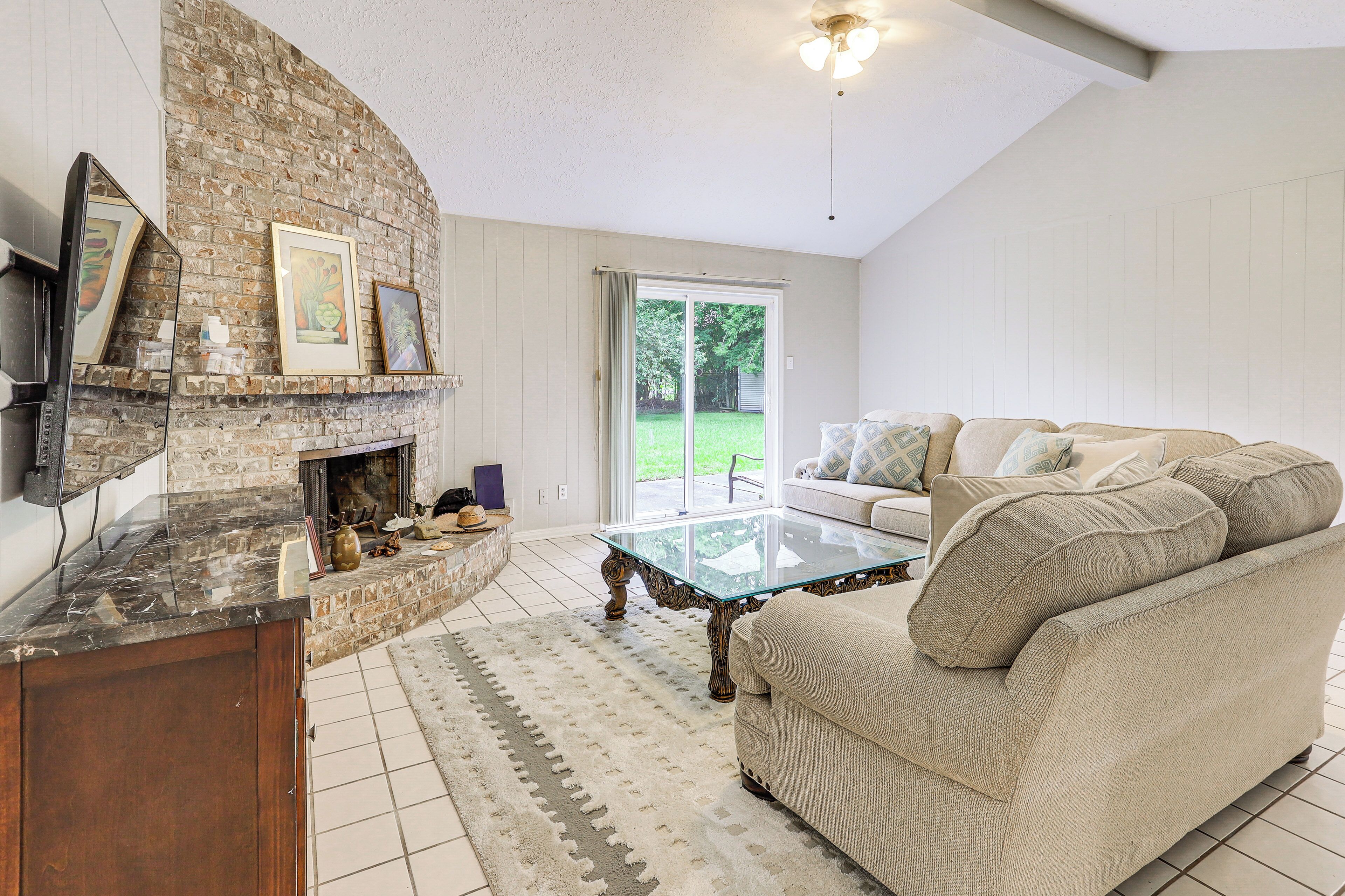 Pearland Home w/ Patio, 21 Mi to Downtown Houston!