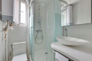 Douche, sèche-cheveux, serviettes fournies