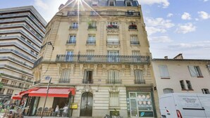 A multi-story building with a classic architectural style, featuring balconies and large windows. - 705 Suite Lecourbette - Superb apartment (Paris 15 Vaugirard)
