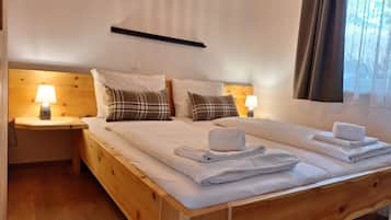 2 bedrooms, travel crib, free WiFi, bed sheets