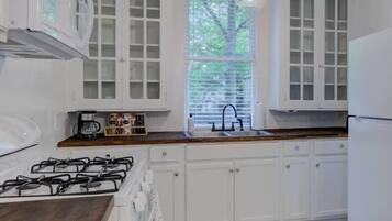 冰箱、微波炉、烤箱、炉灶