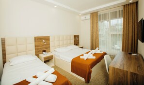 家庭客房 | 客房內保險箱、書桌、筆電工作空間、遮光布/窗簾