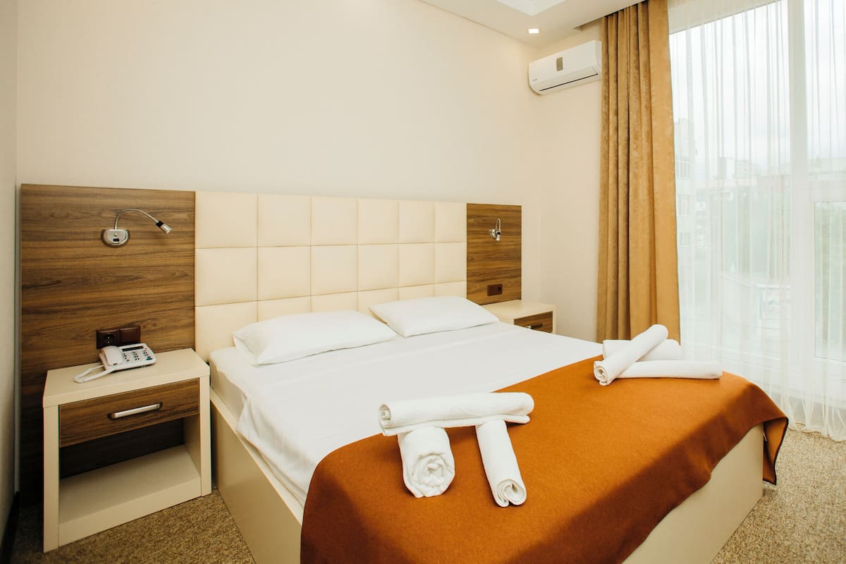 Classic Double Room | In-room safe, desk, laptop workspace, blackout drapes
