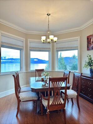 Dining - Blue House (Gibsons)