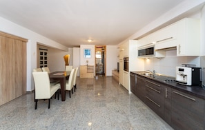 Frigorifero, forno, piano cottura, lavastoviglie
