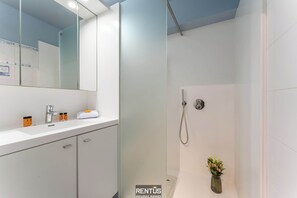 Chuveiro, produtos de toalete grátis, secador de cabelo 