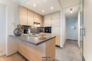 Frigorifero, microonde, forno, piano cottura