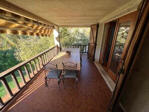 Outdoor dining - Maison de Campagne au Calme Avec Accès Piscine (Boissières)