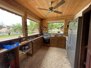 Fridge, microwave, oven, stovetop - Maison de Campagne au Calme Avec Accès Piscine (Boissières)